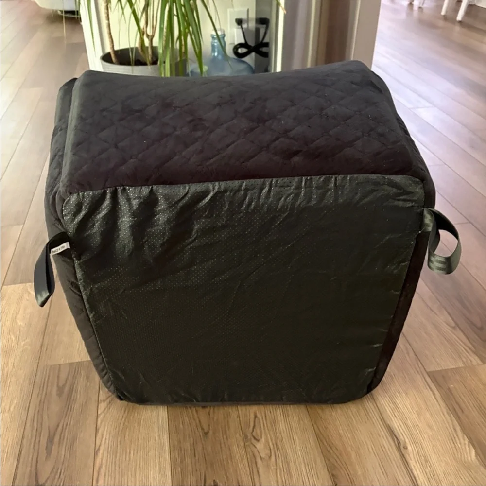 Dog/Pet Booster Car Seat for Up to 35lbs , 2 collar clips NEW